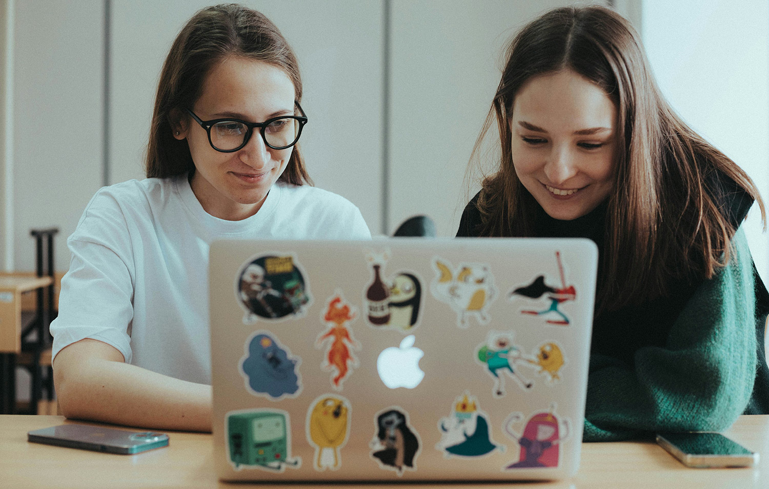 Comment choisir son école d&rsquo;alternance en Communication et Digital ? 7 critères essentiels